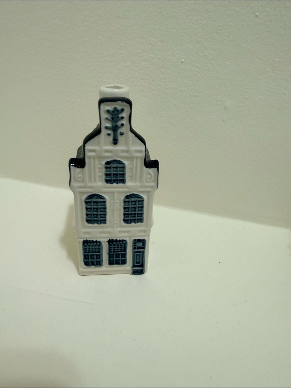 Canel house Blue Delft's # 24 KLM by BOLS AMSTERDAM 

Ceramic Empty Bottle.